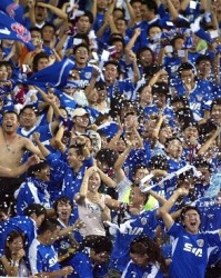  米兰德比战平局收场引球迷热议  