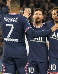  巴黎圣日耳曼主场大胜里昂，登顶法甲积分榜  