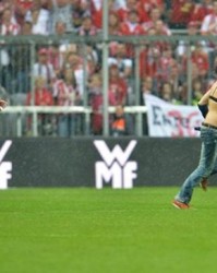  德甲黑马弗赖堡爆冷击败拜仁引热议  