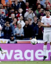  那不勒斯轻取斯佩齐亚，克瓦拉茨赫利亚助攻帽子戏法