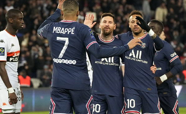  巴黎圣日耳曼主场大胜里昂，登顶法甲积分榜  